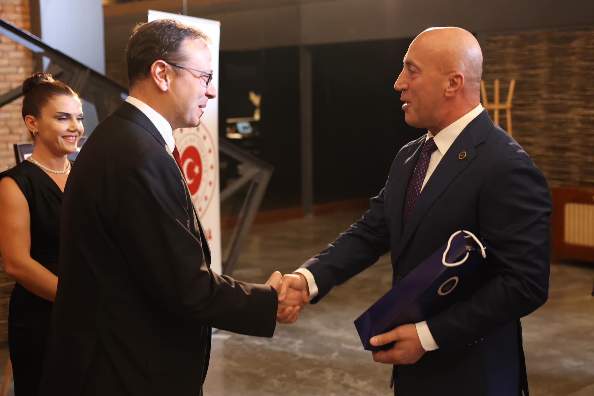 Kryetari i AAK-se, Ramush Haradinaj, me ambasadorin e Turqise