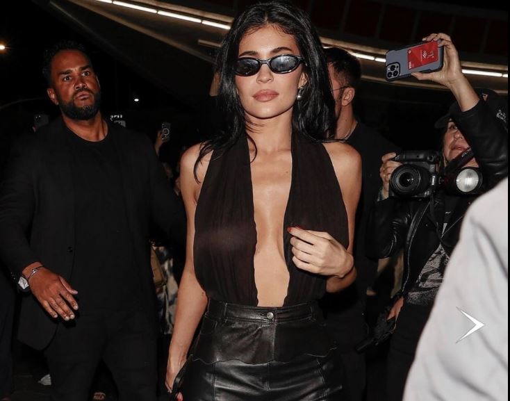 Kylie Jenner shkëlqen në festën e Hailey Bieber