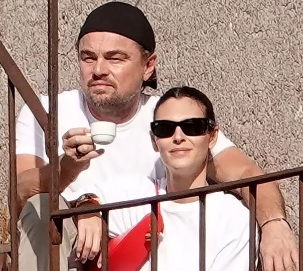 Leo DiCaprio, shijon kafen në krahë të të dashurës 26-vjeçare