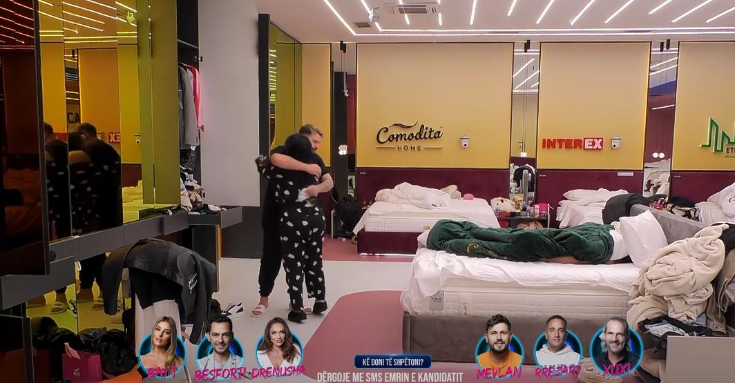 Mevlani dhe Gresa e nisin ditën në përqafimin e njëri-tjetrit (VIDEO)