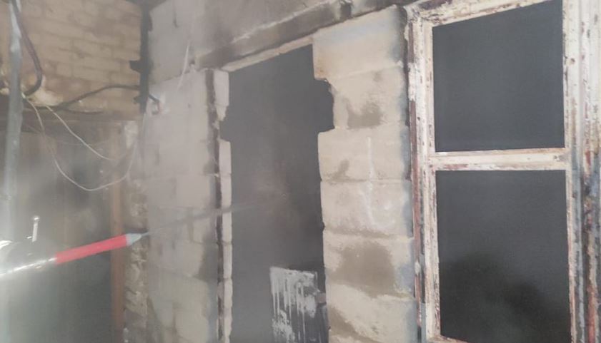 Përfshihet nga zjarri një banesë në Maliq të Shqipërisë
