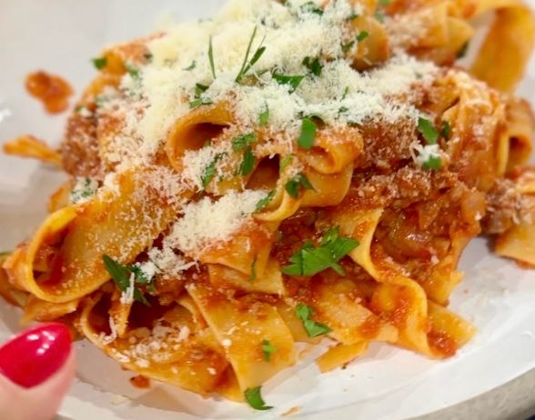 Pappardelle Bolognese, receta e “Shijës së Anës” (VIDEO)