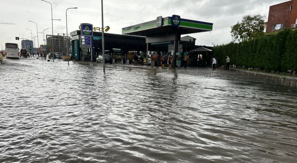 Shirat e rrëmbyeshëm në Shqipëri, detyrojnë 30 familje të evakuohen në Vlorë