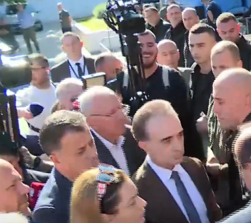 Sërish përplasje në dyert e Kuvendit të Shqipërisë