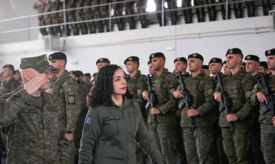 Presidentja Vjosa Osmani në prani të ushtarëve