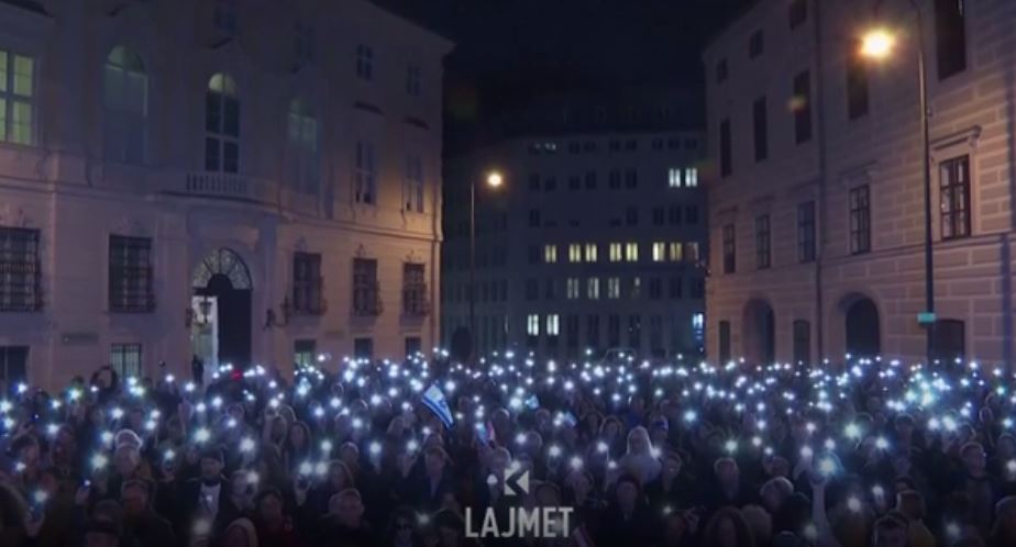 Përkujtimi global i viktimave të sulmit të 7 Tetorit, ndizen qirinj në mbarë botën (VIDEO)