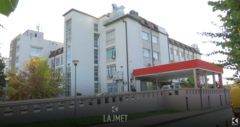 U përleshen me thika 2 nxënës në Mitrovicë, njëri përfundon në QKUK