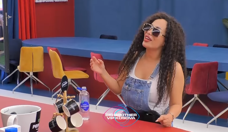 Rovena risjell live këngën ''Fati i zi'', i ndërhyn Gjesti (VIDEO)