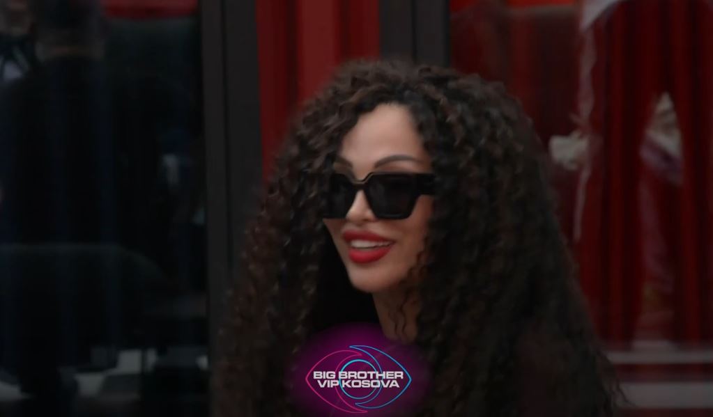 Rovena Stefa e “kall” atmosferën brenda shtëpisë (VIDEO)