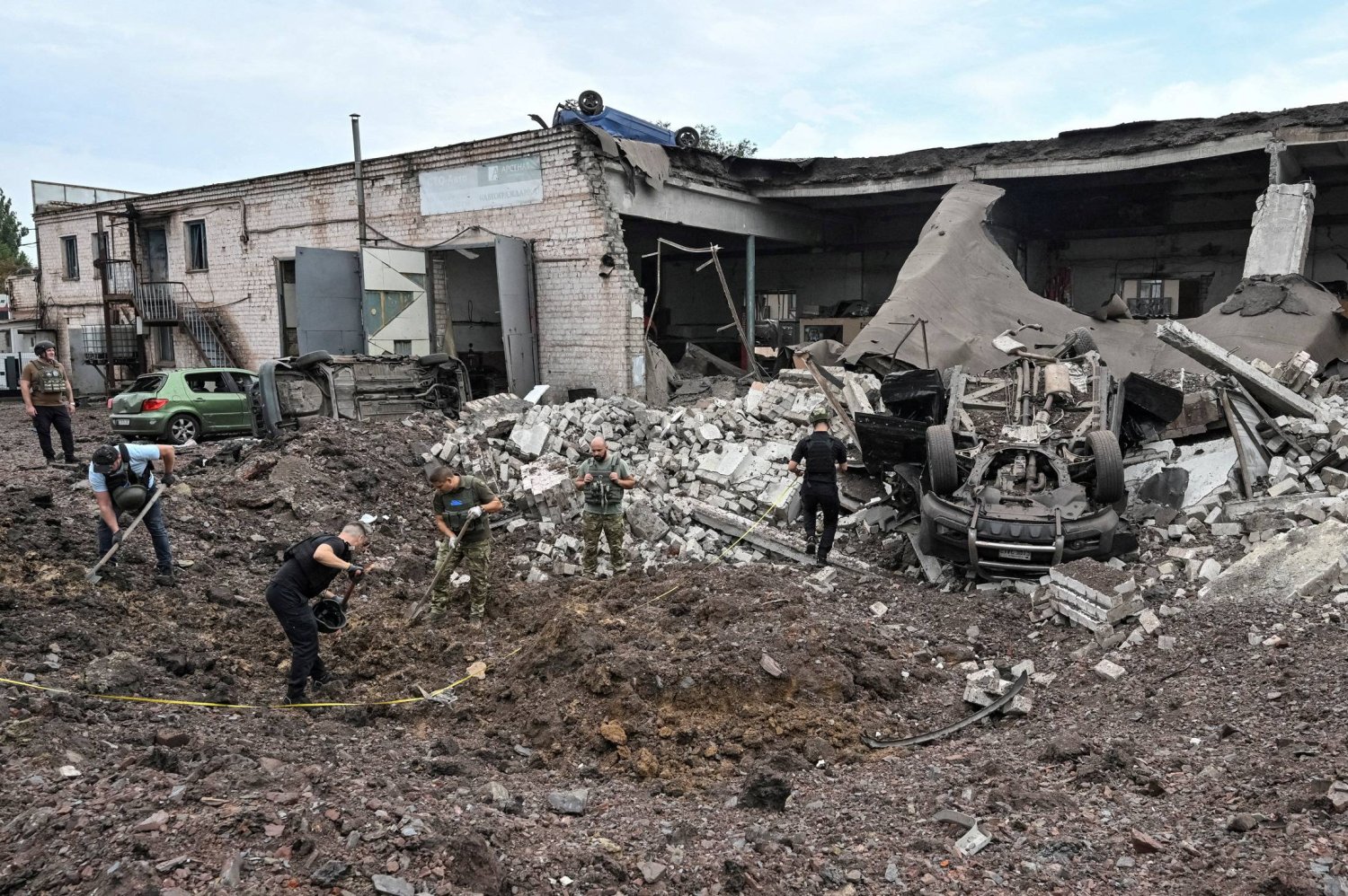 Sulmet me raketa ruse plagosin 17 persona në qytetin qendror të Ukrainës
