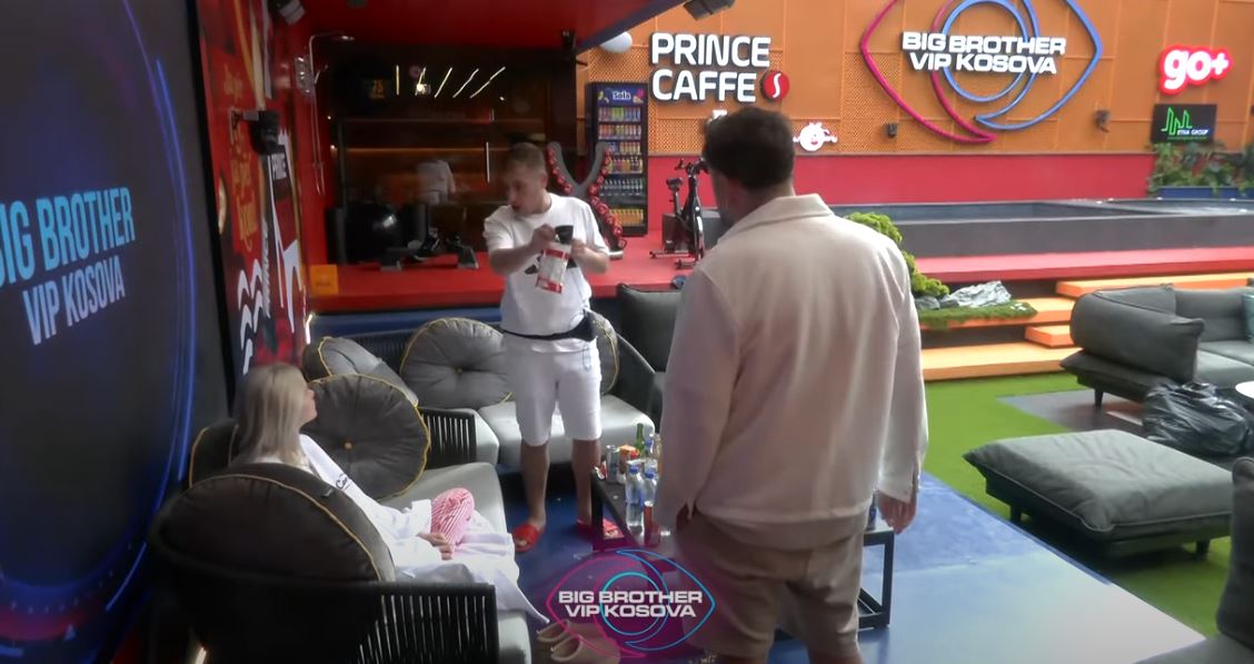 “Kjo Drenusha është shefja e tyre”, Rezi flet me Sarën për banorët e BBVK 3 (VIDEO)
