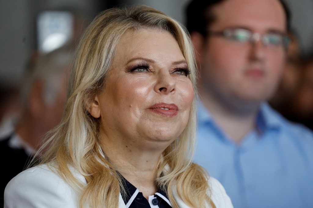 Gruaja e Netanyahut reagon pas sulmit me dron në shtëpinë e tyre