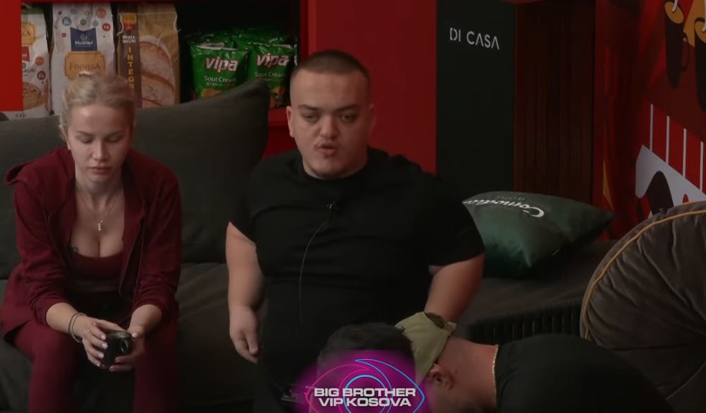 Kush po e bullizon Burimin në shtëpi? (VIDEO)