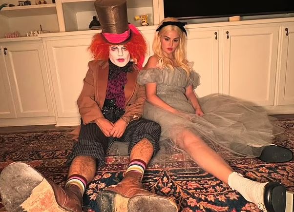 Selena Gomez dhe Benny Blanco mahnitin me kostumet e tyre për Halloween
