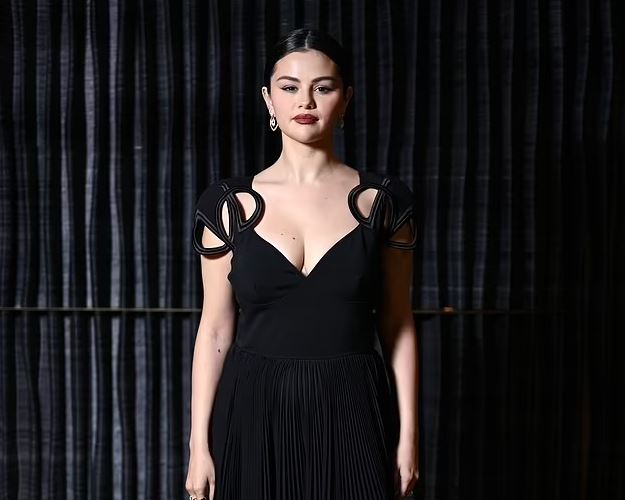Selena Gomez, magjepsëse në të zeza