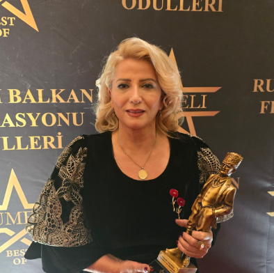 Shkurte Fejza shpërblehet me çmimin "Këngëtarja më e mirë shqiptare" në Turqi