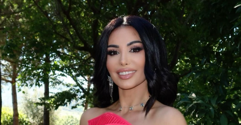 Soni Malaj po shkëlqen e veshur me fustan “pink”