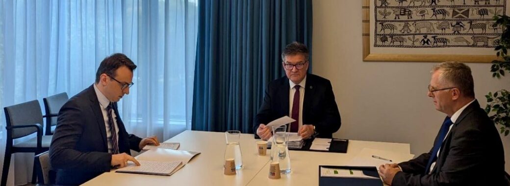 Emisari i BE-së për dialogun Kosovë-Serbi, Miroslav Lajçak pas takimit me kryenegociatorët, Besnik Bislimi dhe Peter Petkoviq