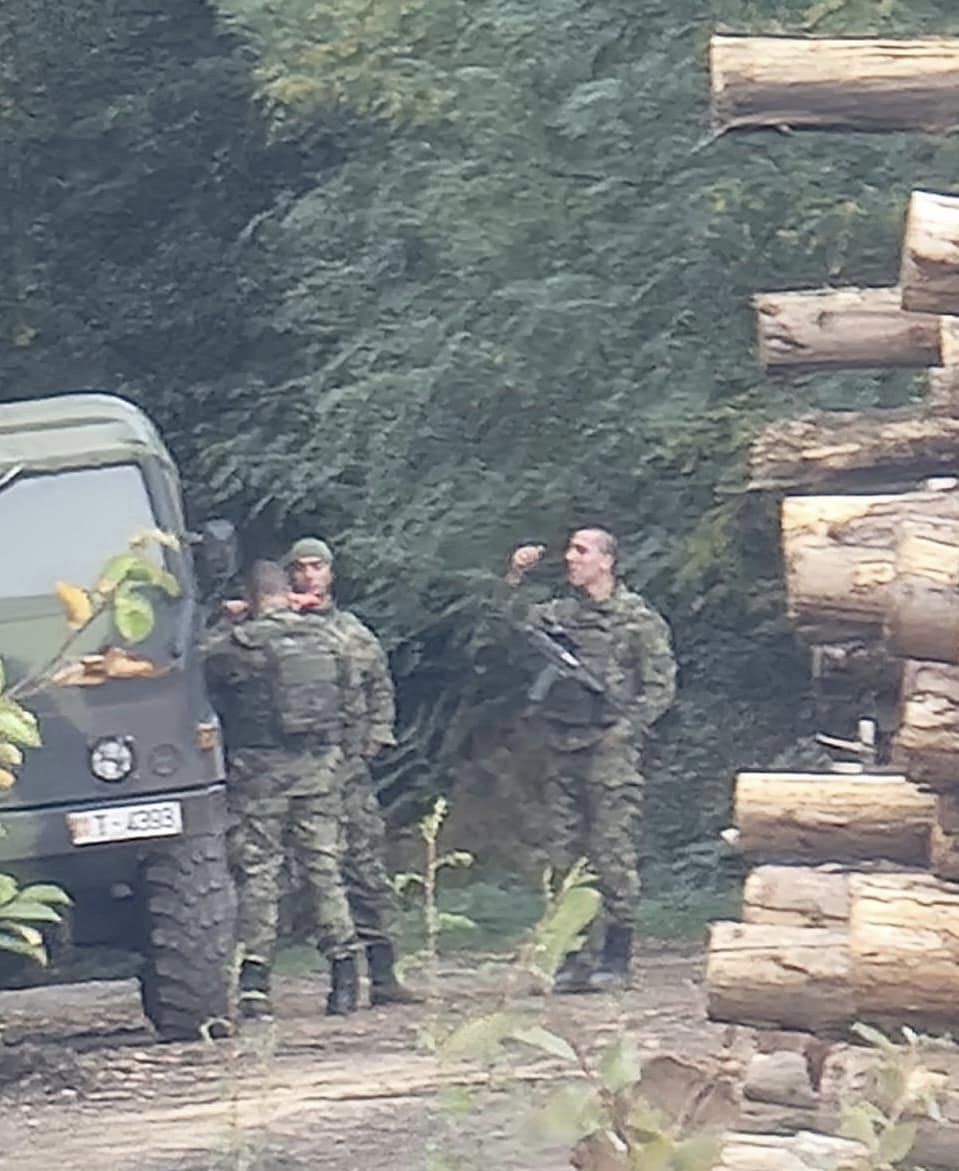 Serbia thotë se ushtarët e saj afër kufirit me Kosovën penguan kontrabandën me drunj