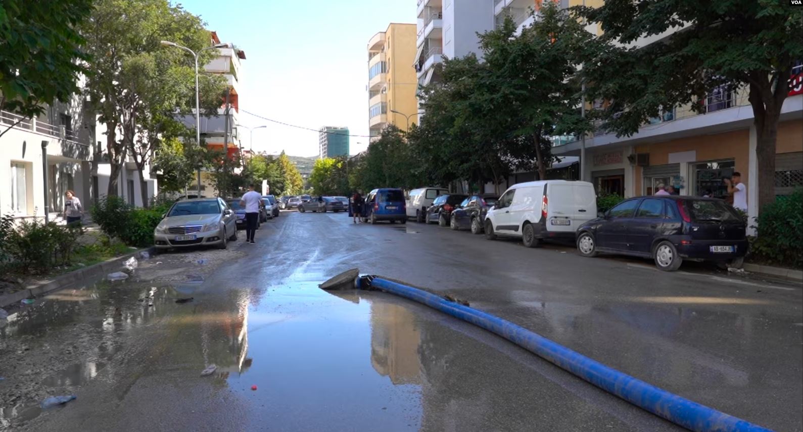 Banorët e prekur nga përmbytjet në Vlorë kërkojnë mbështetje