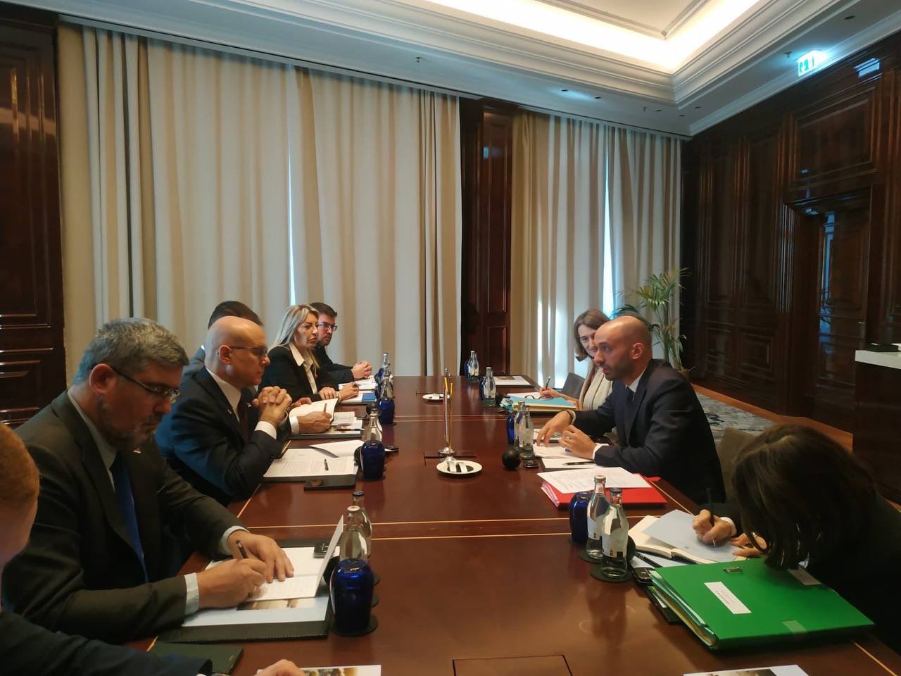 "Dialogu Kosovë - Serbi shumë i rëndësishëm", thotë ministri francez pas takimit me kryeministrin serb