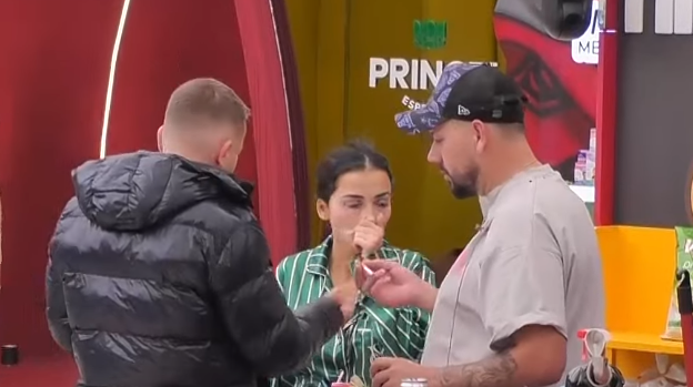 Rezi qorton Xhenin për zhurmën e mbrëmshme: Su desht m'u bo (VIDEO)