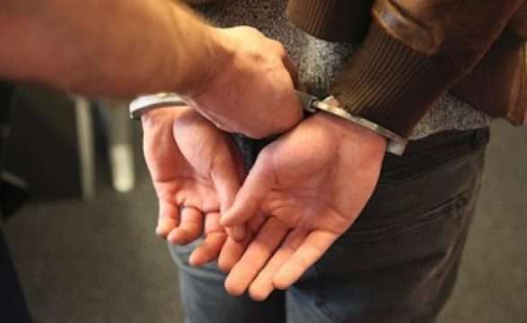Çka konfiskoi policia gjatë arrestimit të katër personave që dyshohet se grabitën një pompë derivatesh?