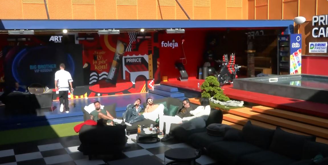 Djemtë i kaplon mërzia, këndojnë balada (VIDEO)