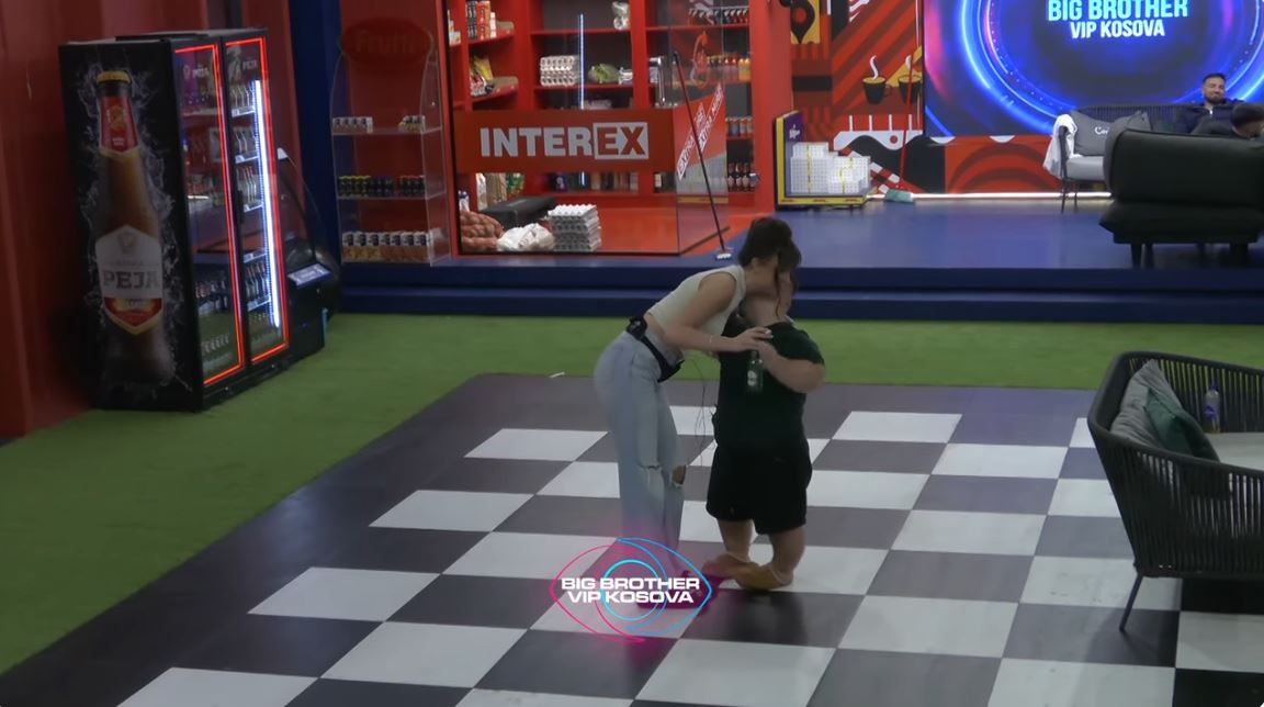 Ana preket nga fjalët e Burimit, ai i kërkon falje (VIDEO)