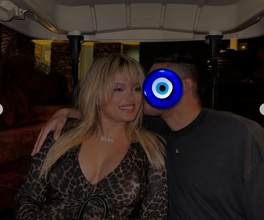 Kush është burri në krahët e Bebe Rexhës? (FOTO+VIDEO)