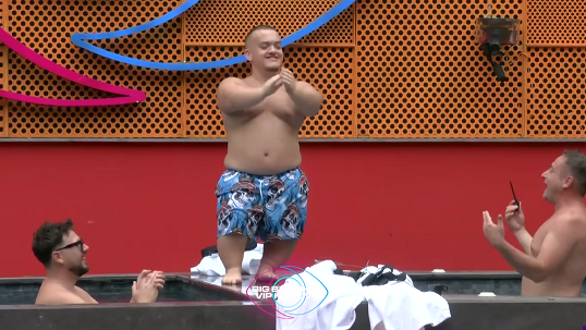 Rezi e Mevlani i këndojnë Burimit, e quajnë ''Djalë pasha'' (VIDEO)