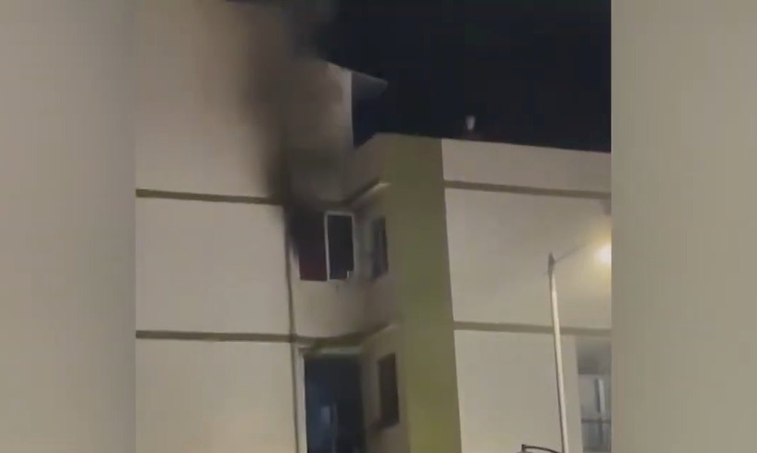 Fier: 42-vjeçari tenton të vrasë prindërit duke djegur shtëpinë