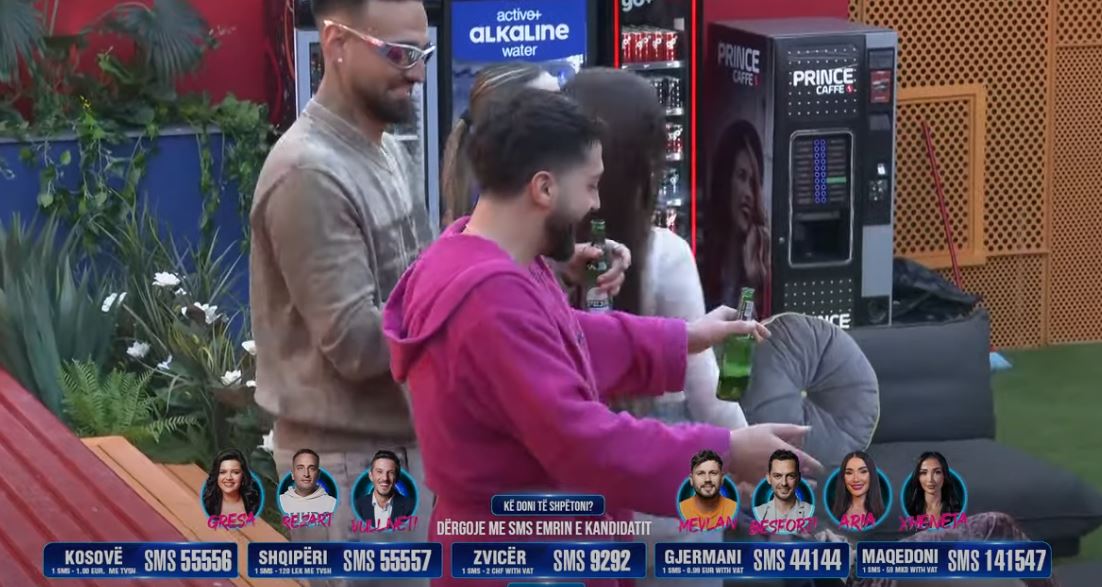 Gjesti ia përcjell një mesazh të koduar Xhenetës përmes këngës - Çka i tha?