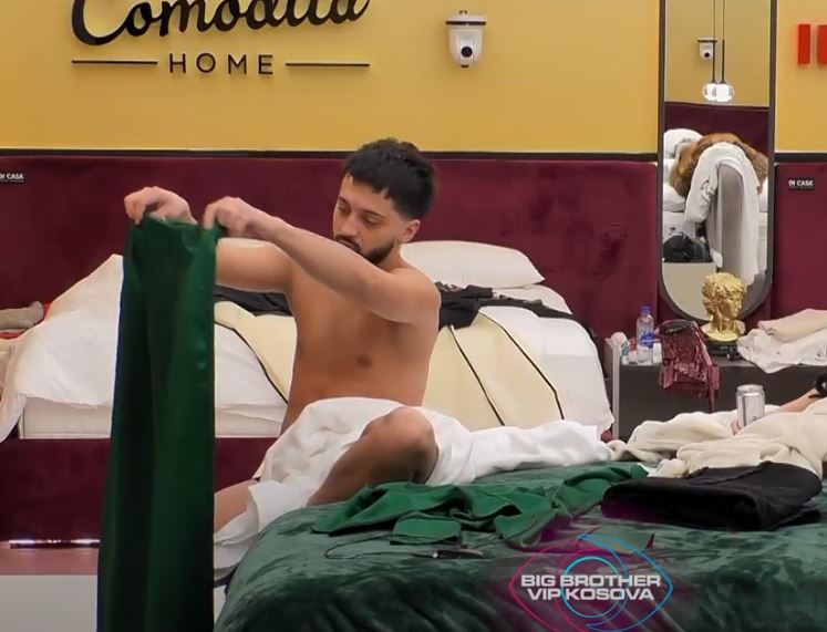 Gjesti mezi i ra në "fije" si t'i vesh pantallonat (VIDEO)