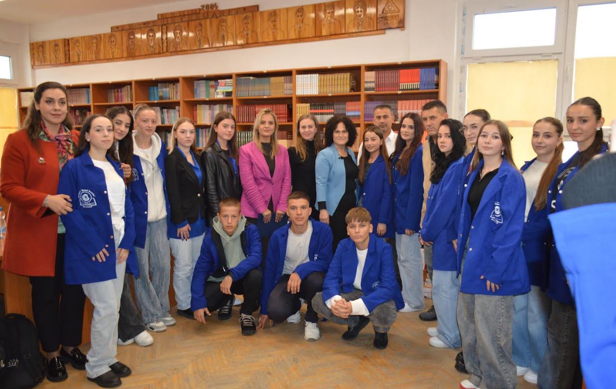 Komuna e Malishevës pasuron me libra bibliotekën “15 Maturantët” në Gjimnazin e Malishevës