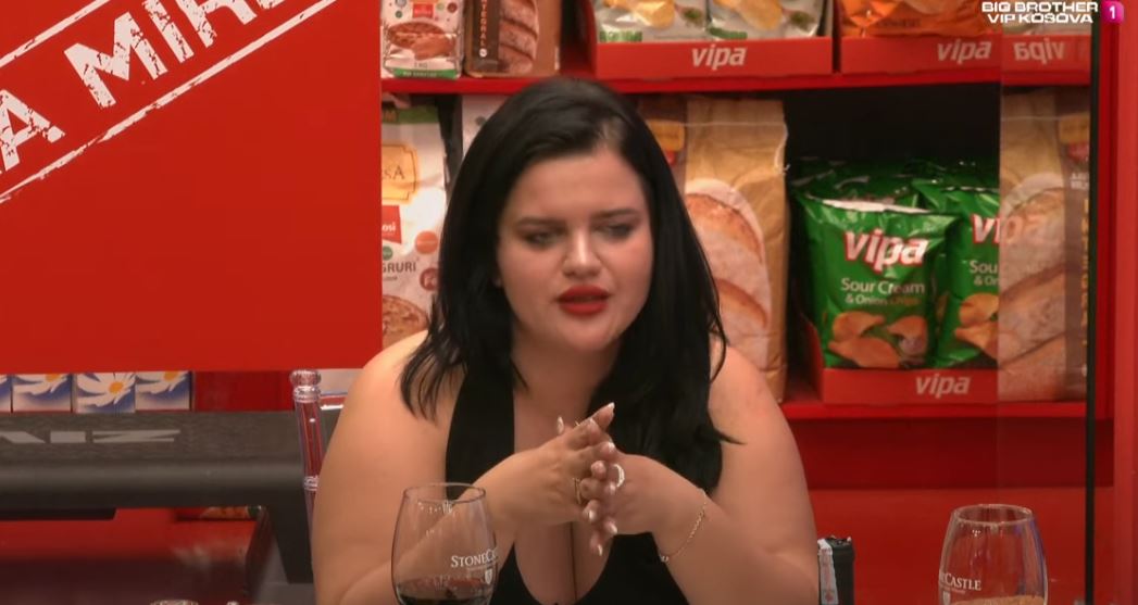 Gresa proteston në darkën e të nominuarve, çka ndodhi?! (VIDEO)