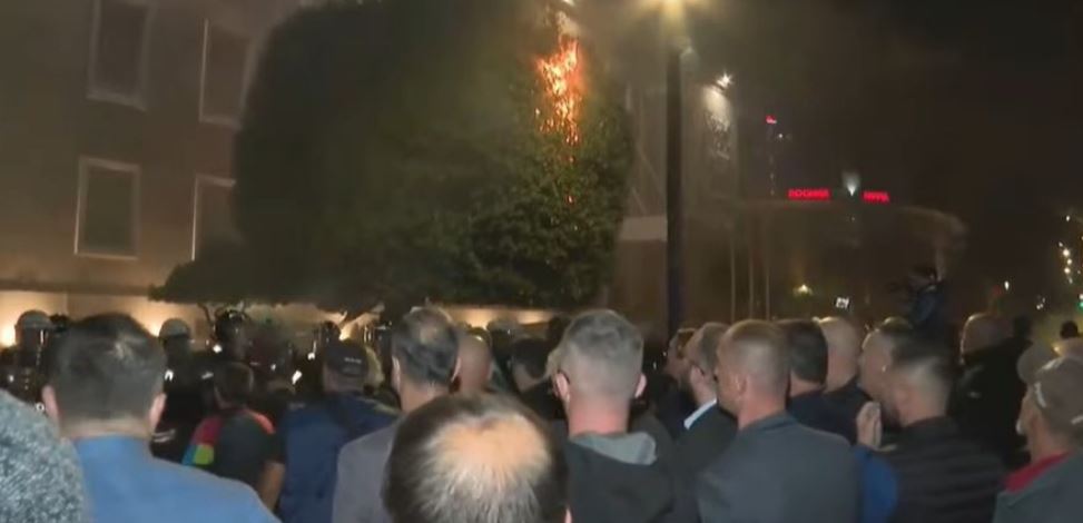 Përshkallëzohet dhuna në protestën në Tiranë, zjarr objektit të Kryeministrisë dhe stacionit të autobusëve