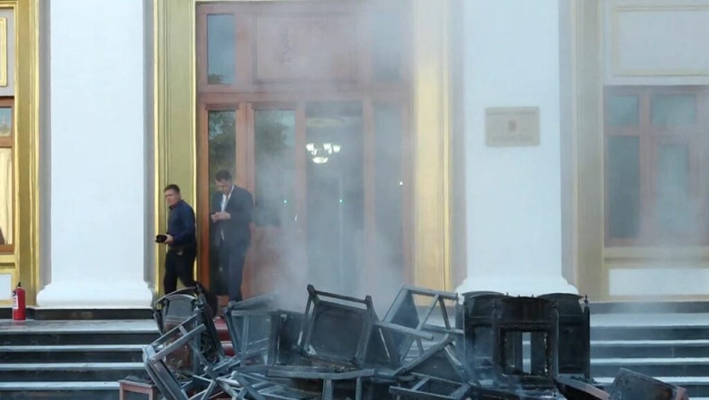 Kaosi në Kuvendin e Shqipërisë: Përjashtohen me 60 ditë deputetët Bardhi, Noka dhe Nallbati – ndëshkime edhe për të tjerë