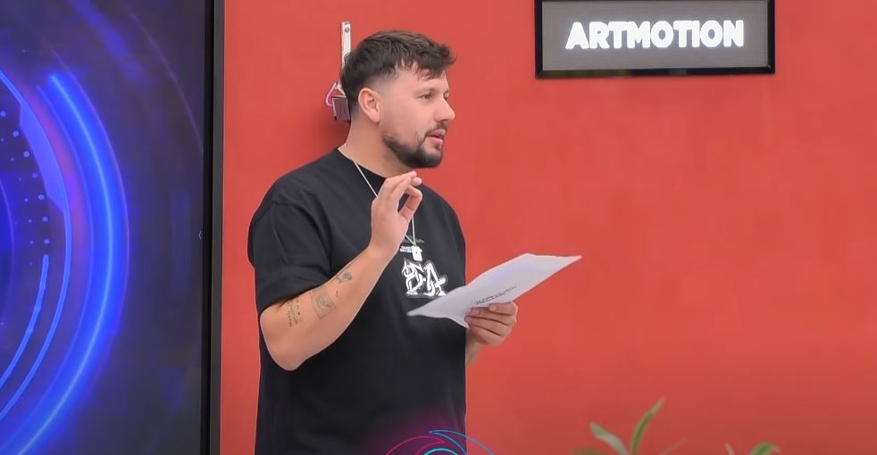 Sfida e buxhetit, banorët duhet të kapin peshqit në akuarium