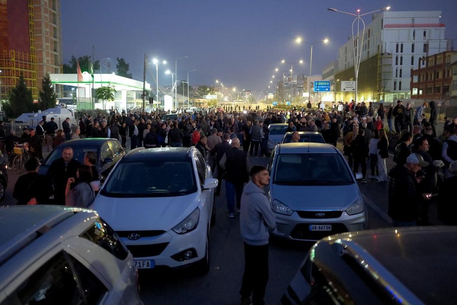 Proteston opozita në Shqipëri, bllokojnë rrugët në 6 akset kryesore