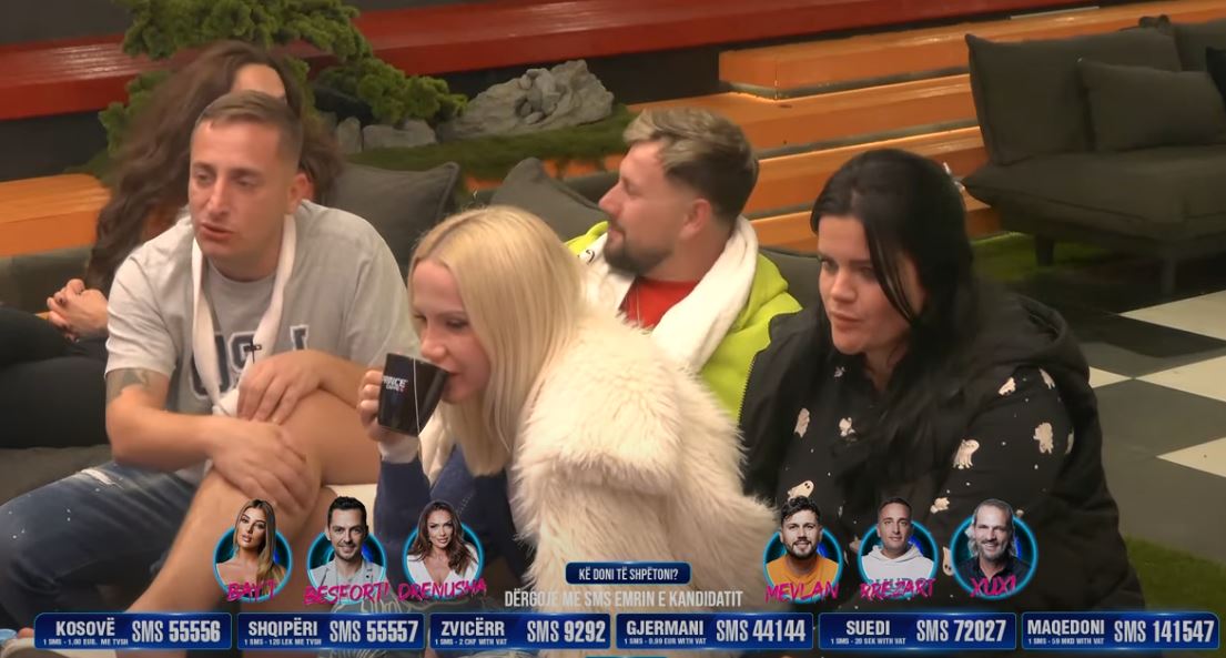 Rezi "humb" kontrollën pas këmbëve të Mevlanit (VIDEO)
