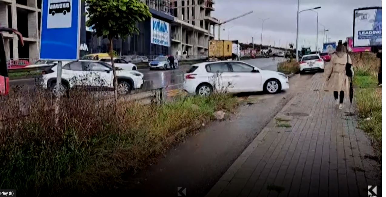 Pamje se si kalohet në Veternik pas aksidentit mes 12 automjeteve (VIDEO)