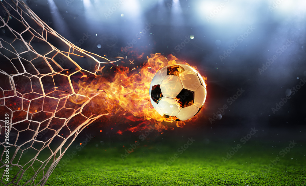 Historia e topit të futbollit, nga lagjet e lashta te fushat moderne