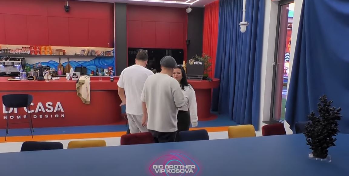 “Mos më prek me dorë”, “Ty as me shtagë nuk të preku”, përplasen Rezi dhe Gresa (VIDEO)