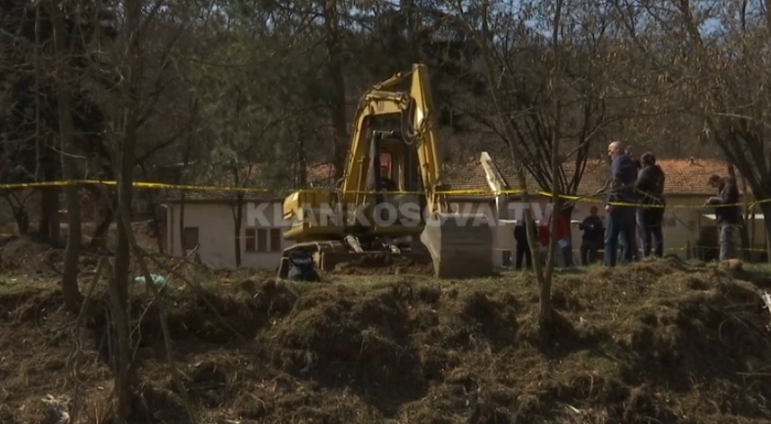 Gërmime në Kishnicë për varrezë masive. Foto: Arkiv