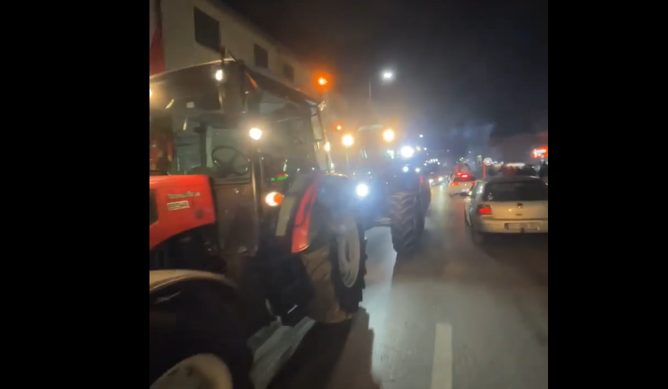 Llapi ia shtron Festës së Flamurit me traktorë (VIDEO)