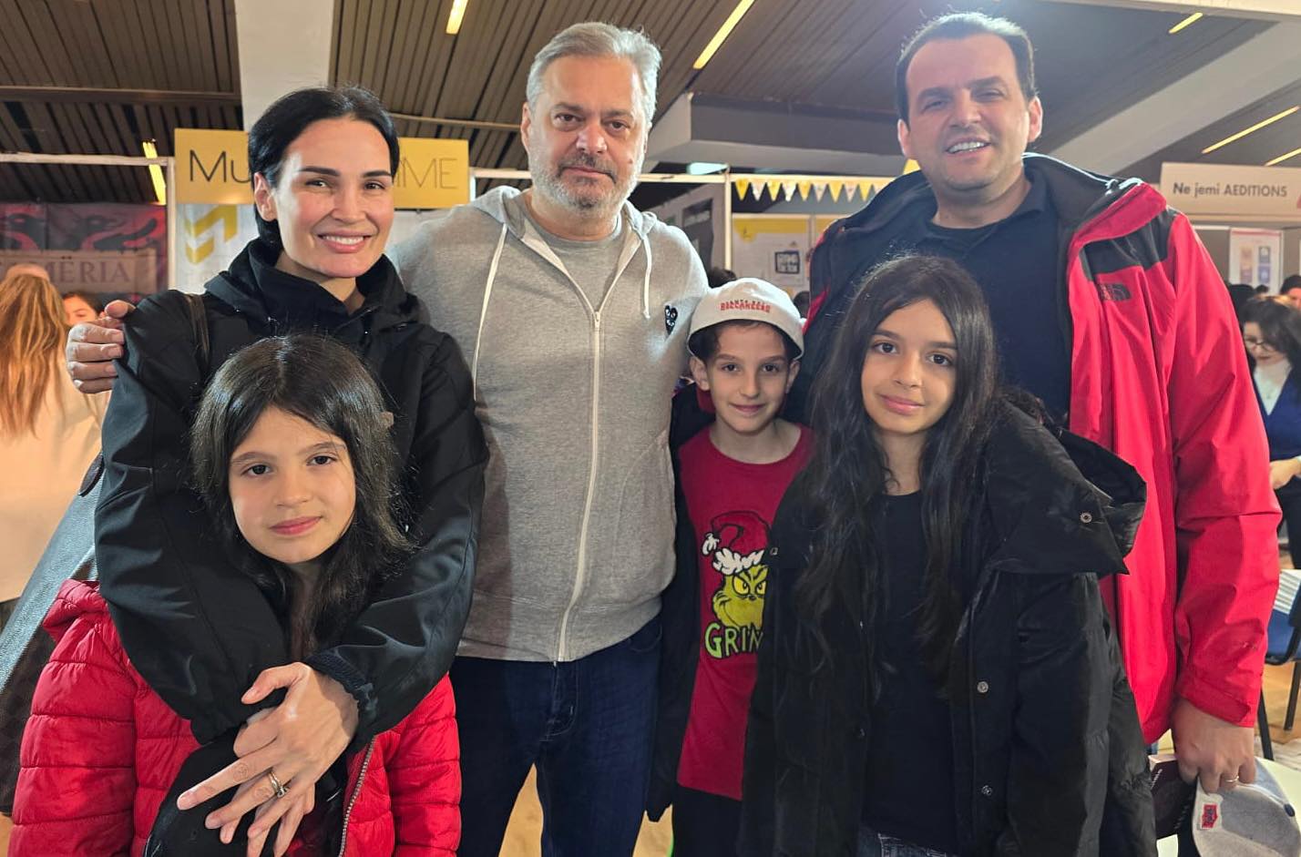 Vizita e djalit të Rugovës te Blushi në panair, shkas për një panegjerik të tij për presidentin historik