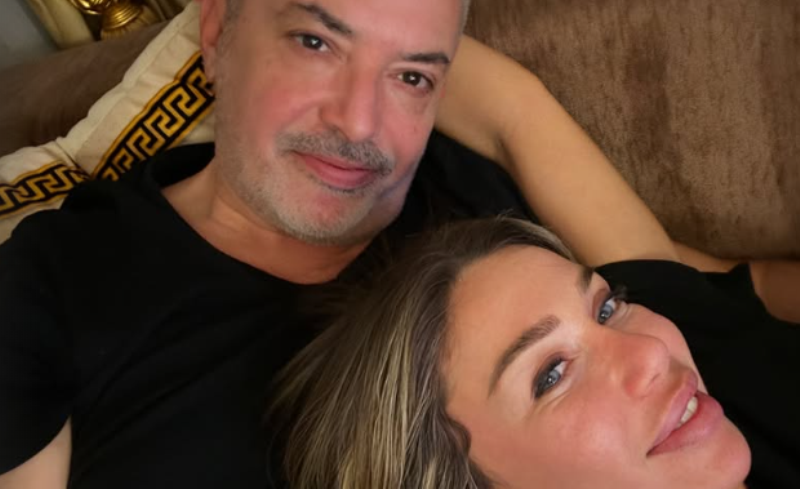 Adelina publikon foto nga plazhi me burrin e saj