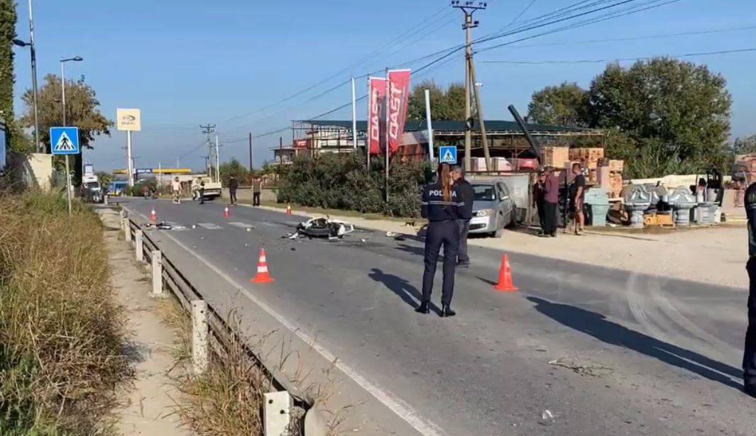 Aksident në Fier, motoçiklisti në gjendje kritike për jetën