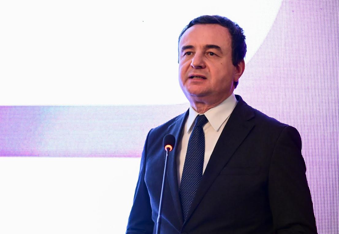 Kryeministri Albin Kurti, në ceremoninë e organizuar nga Fondacioni Jahjaga, me temën “Avancimi i Rolit të Gruas, Paqes dhe Sigurisë”, në Prishtinë. Foto: Kryeministria